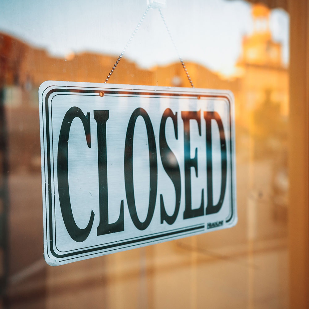 Bira shop closed sign in window