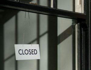 Store window in Leicester with Closed sign