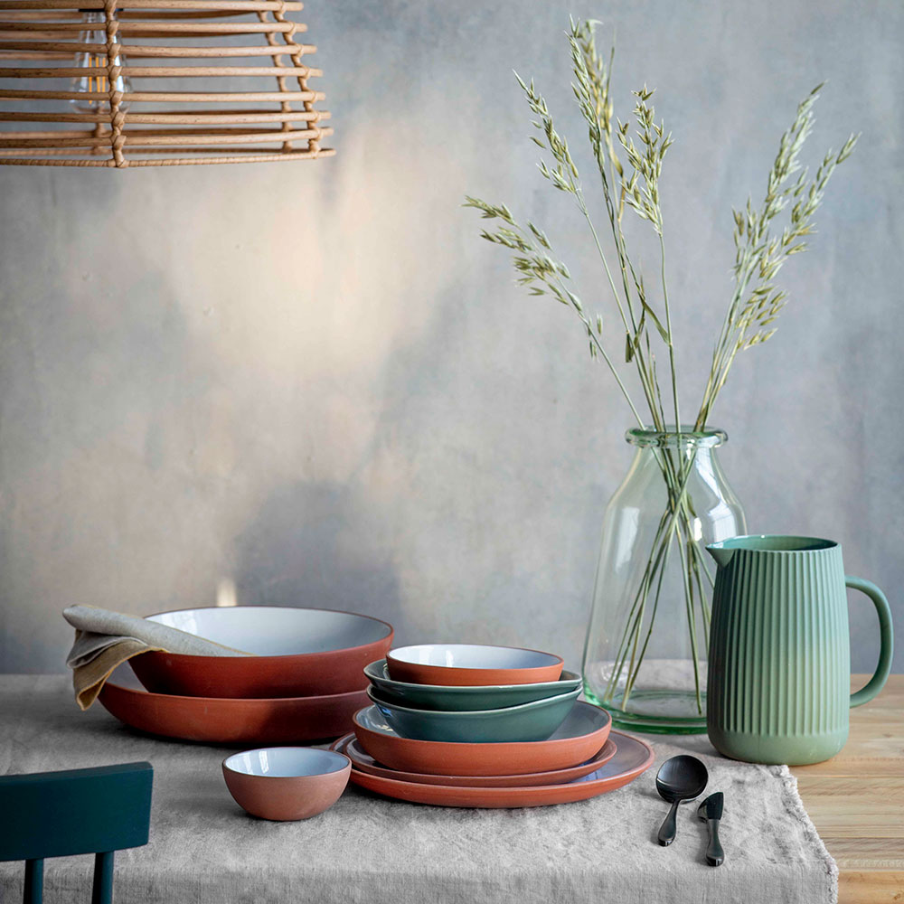 Table with plates - The Garden Trading Company