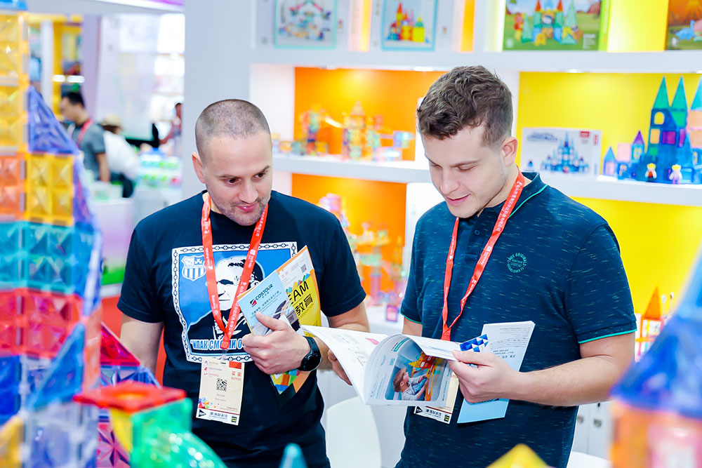 A buyer stood together with an exhibitor on a exhibition stand