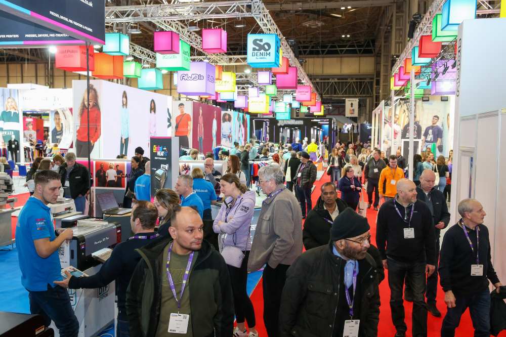 Lots of people walking through the halls of Printwear & Promotion LIVE!