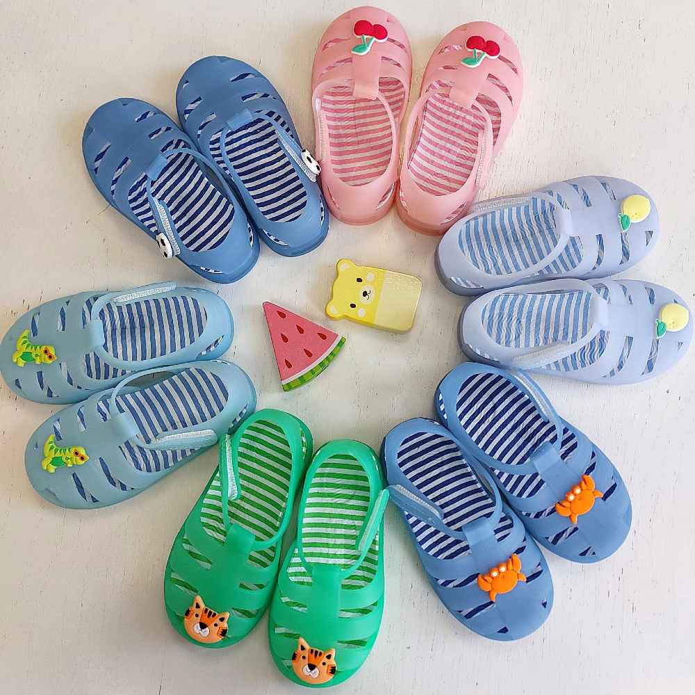 Children's summer jelly sandals displayed in a circle