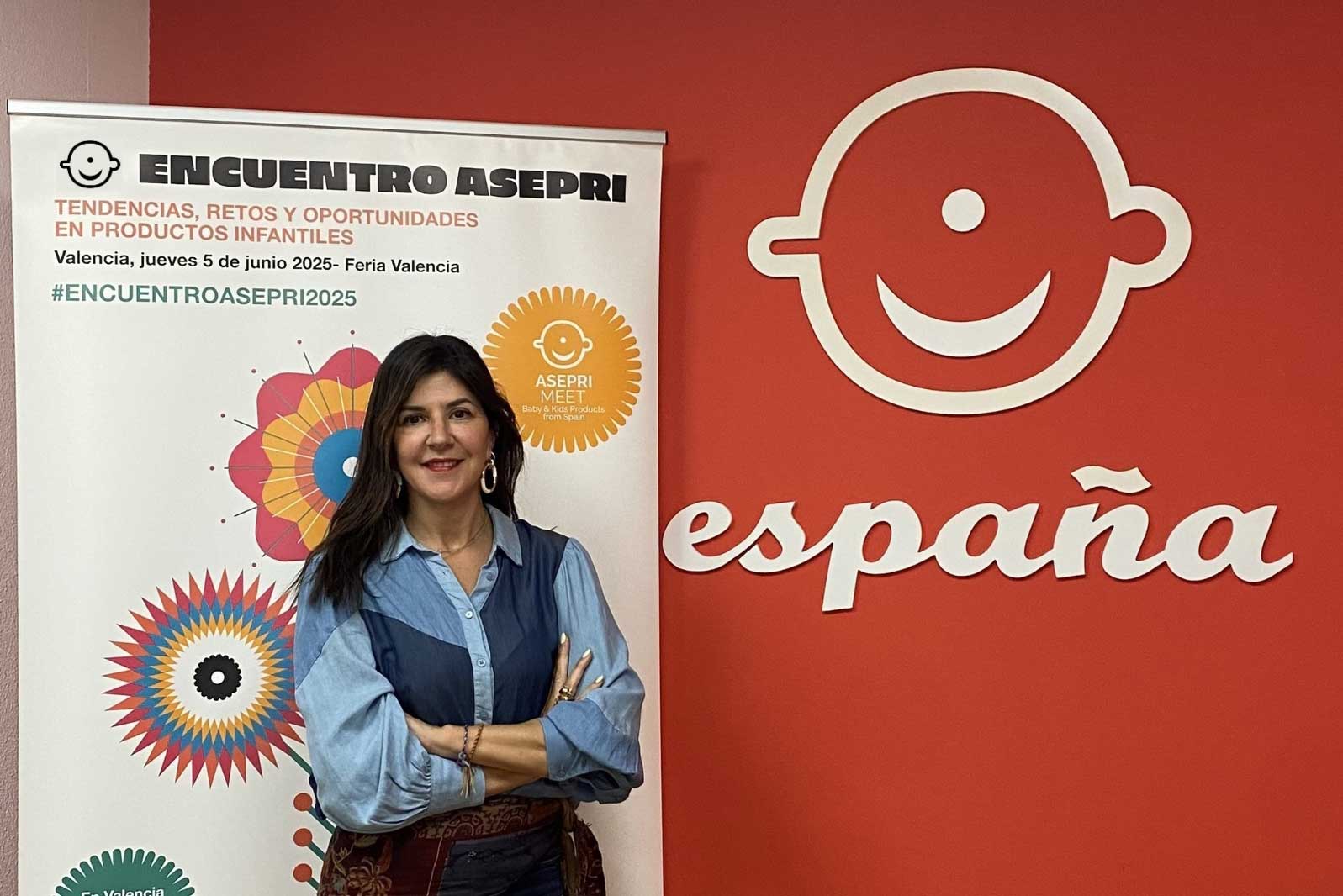 Eva Segura stood next to a Asepri roller banner and Espana logo on a red wall