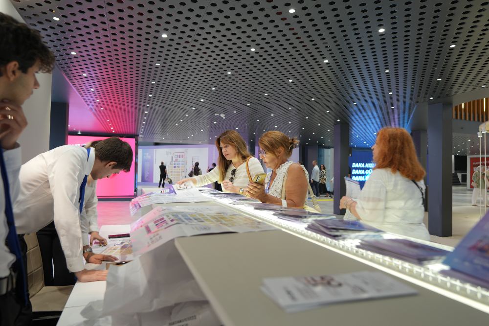 People registering for IFCO - Istanbul Fashion Connection