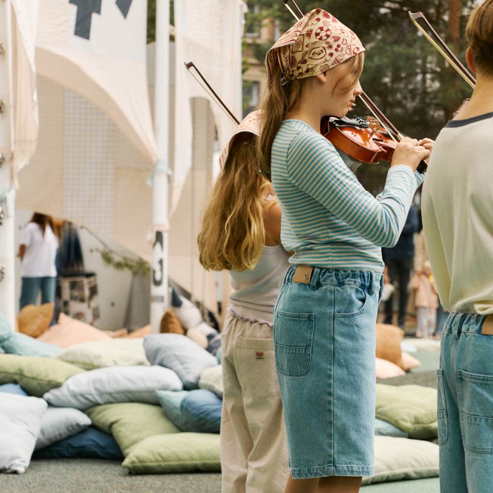 Children playing violins at the Wheat 25th anniversary event in Copenhagen